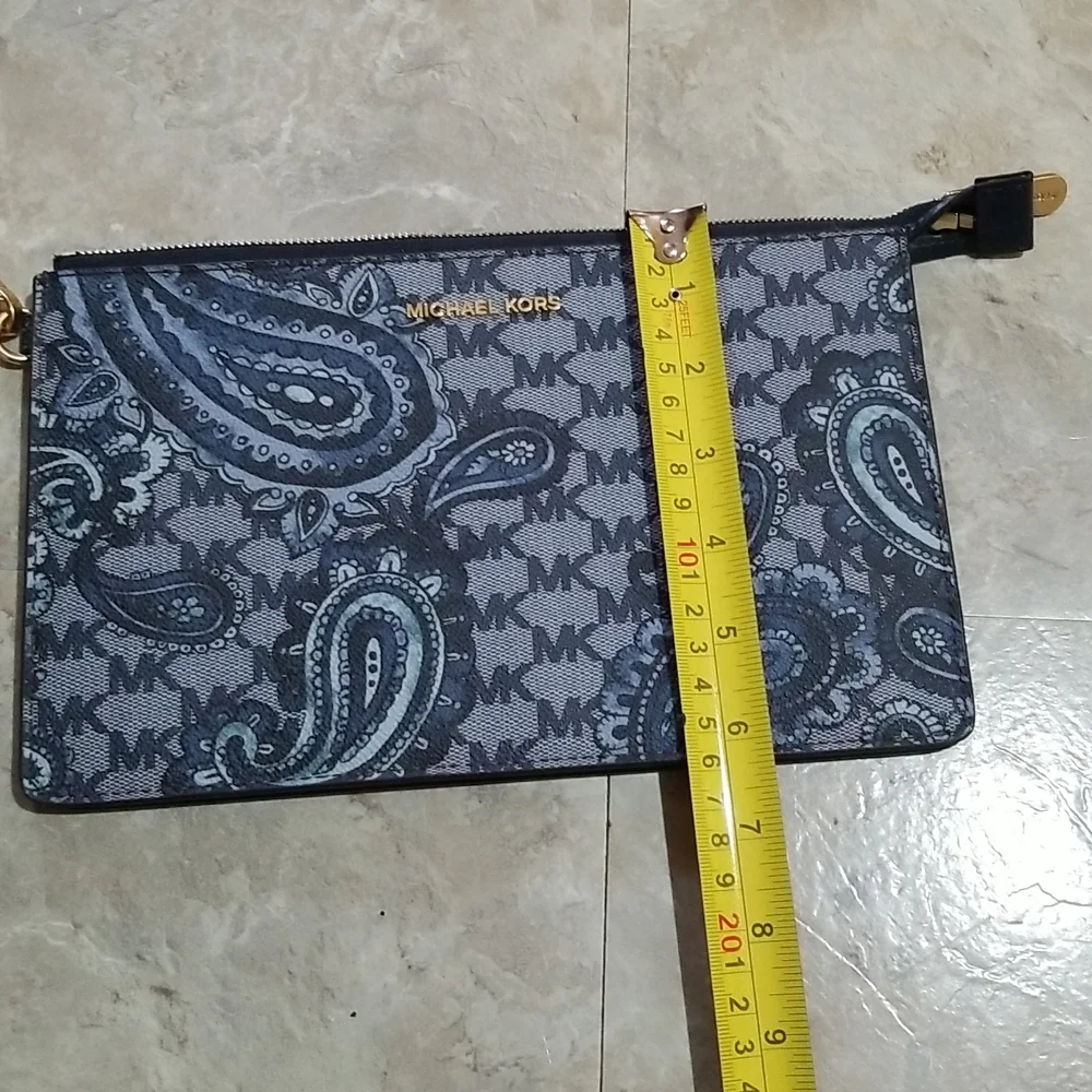 Michael kors wristlet. - Picture 8 of 8